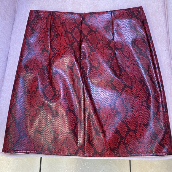 Red Kobra print mini skirt GUESS size Medium brand new. - Picture 2 of 4